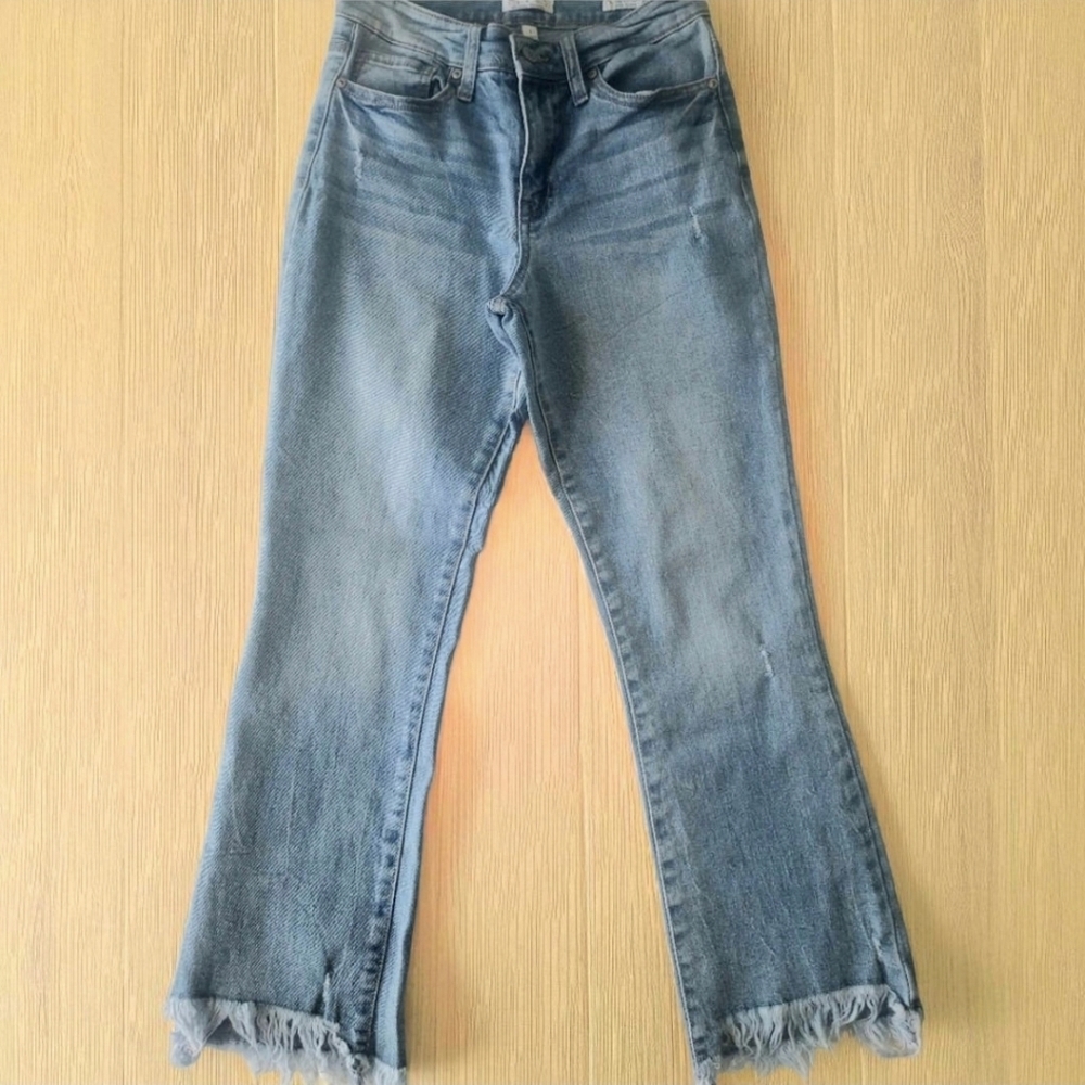 Sofia Vergara Mayra Crop Flare Jeans – Women’s Size 2 – Like New – Frayed Hem